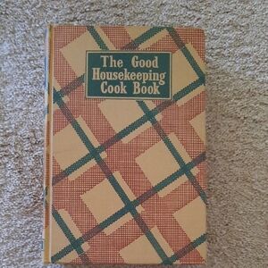 The Good Housekeeping Cook Book - Classic Brown and Green Edition